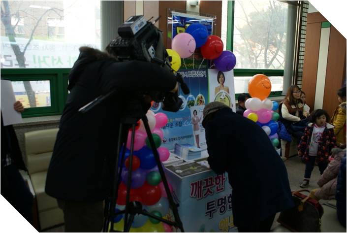 언론사에서 취재장면