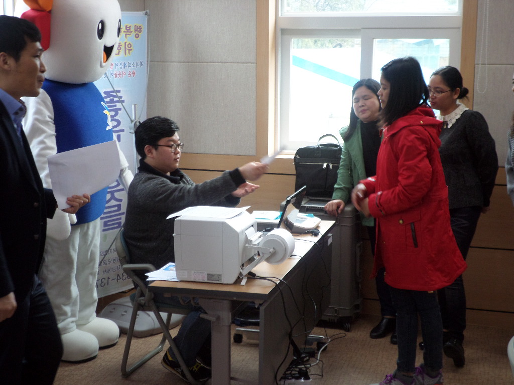 괴산 다문화가족 투표체험하는 장면