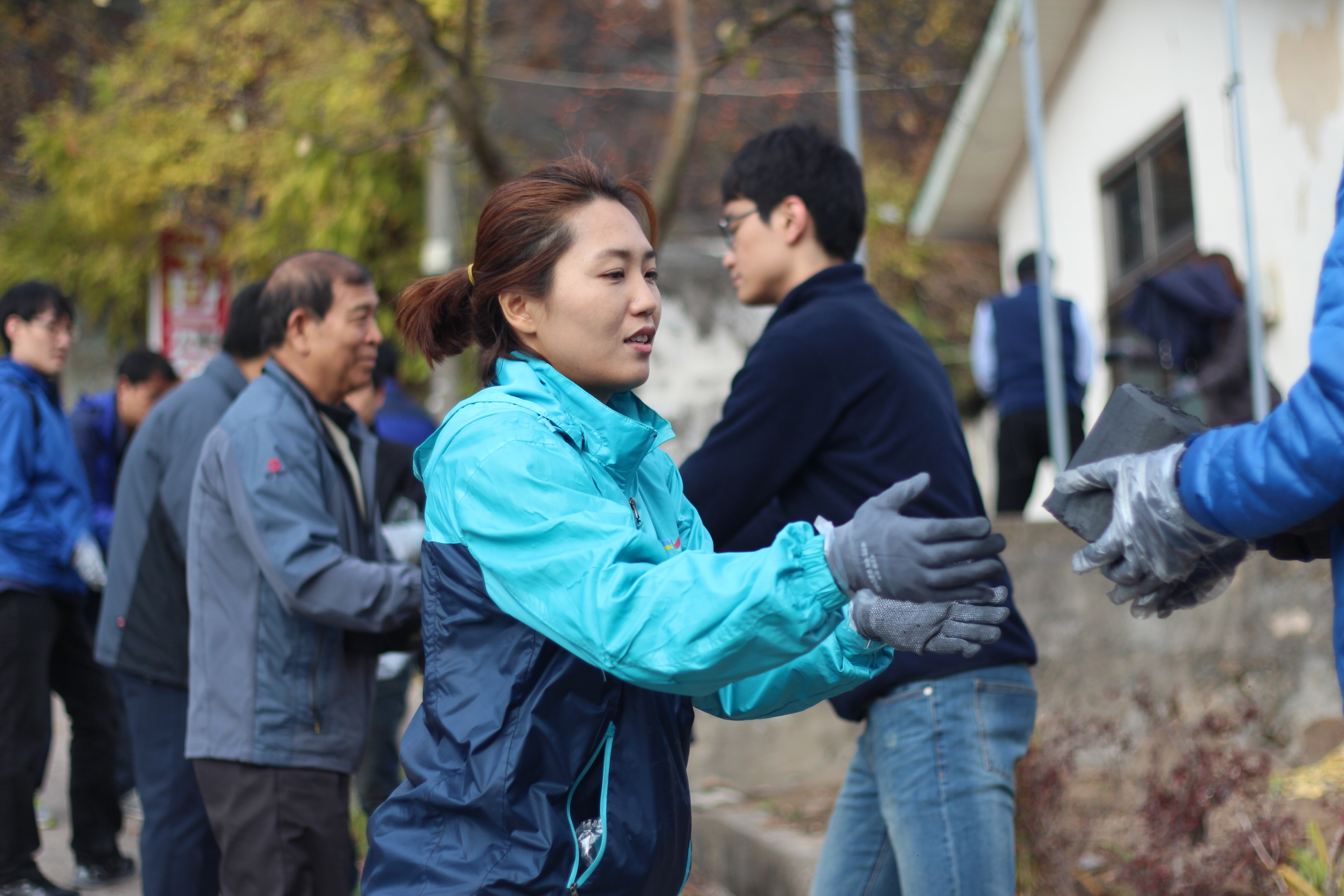사랑의 연탄 나눔 장면