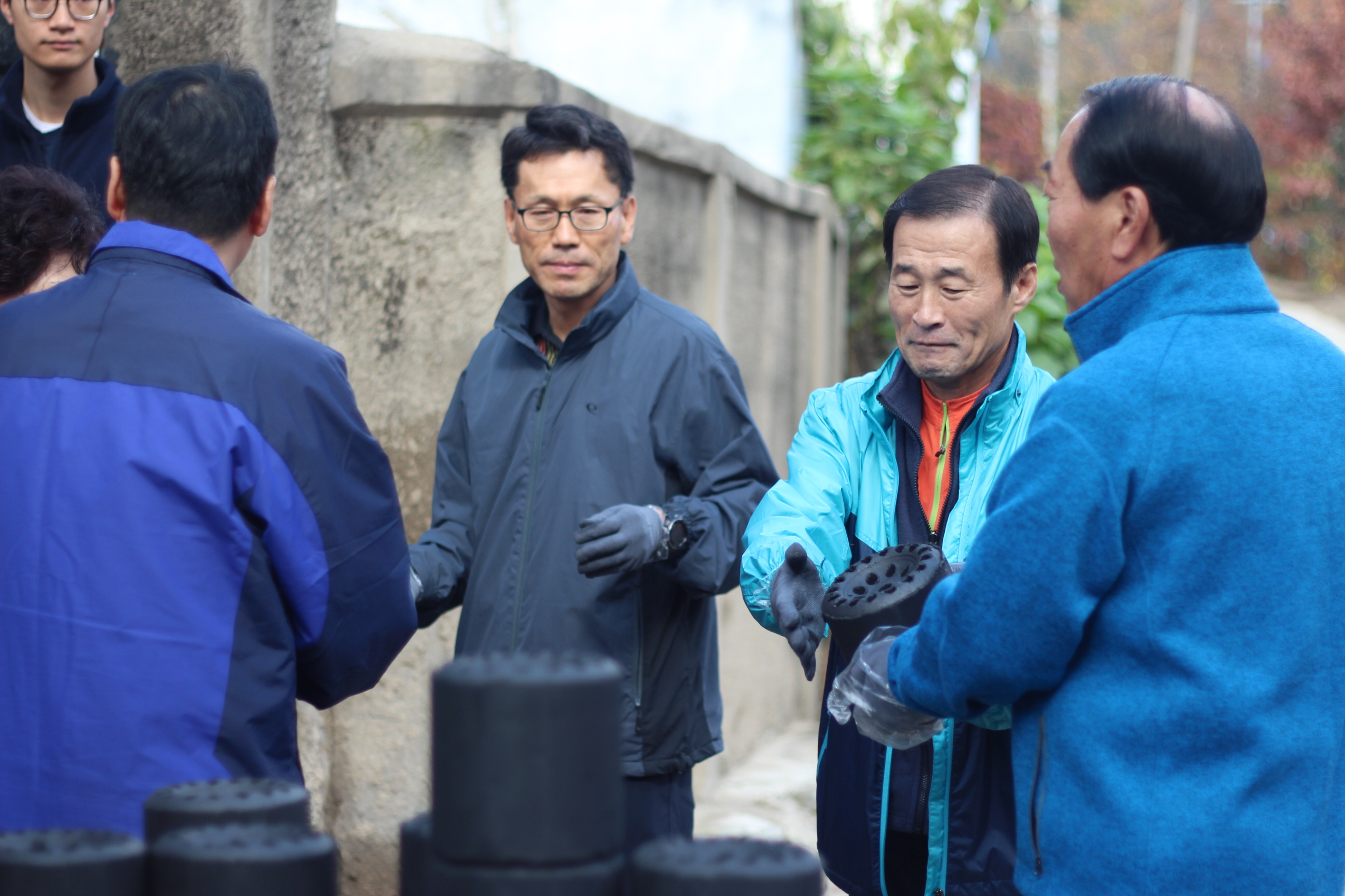 사랑의 연탄 나르는 장면