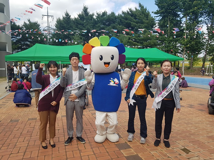 제천시선거관리위원회 직원들이 공명선거를 다짐하는 모습