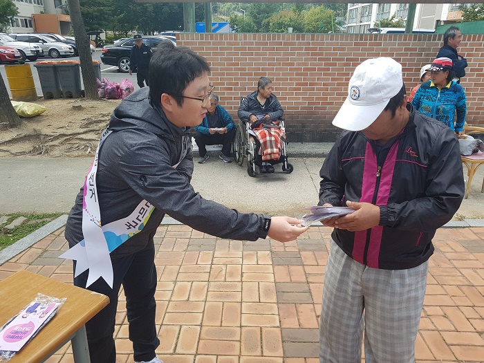 제천시선거관리위원회 직원이 홍보물을 나눠주는 모습